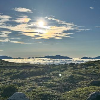 分岐から振り返って雲海の上の山々