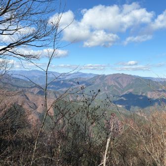 こっちは北面。中央一番奥の尖っているやつ、2週間前に行った雲取山、右に伸びてるのが石尾根、日陰名栗山など。雲取山の左には飛竜山。
中央手前が三頭山。
