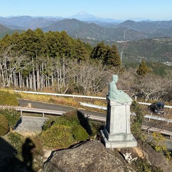 山脈の奥に聳え立つ富士山🗻

茶祖・栄西禅師像と撮影📸している自分の影👤
