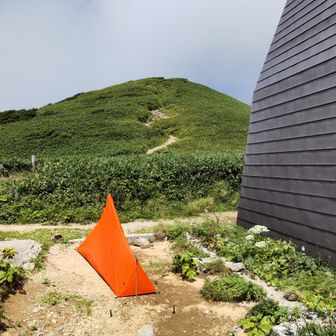 エブリとシェルター。

天気が微妙だったので、小屋で寝ることにしました。
