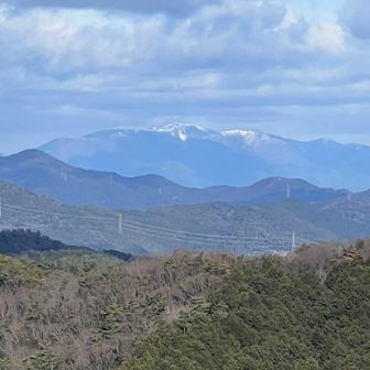北の方は白い山が見える。
比叡山かな？