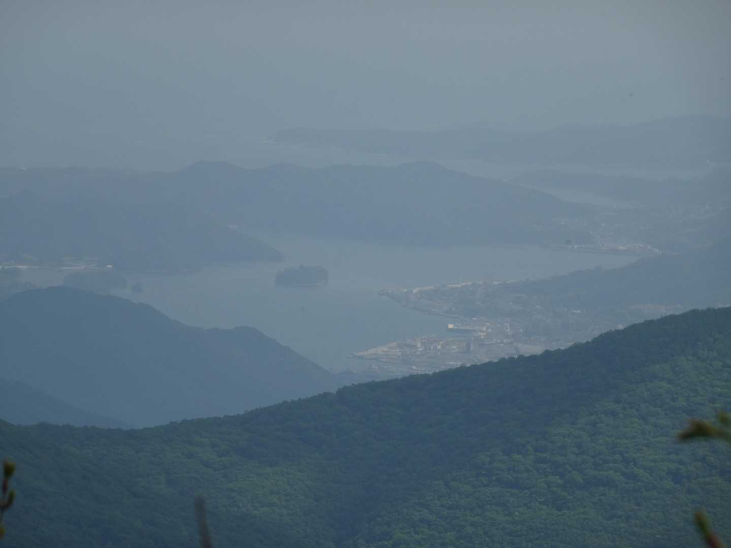 湾内の珊琥島が薄っすら見えた
