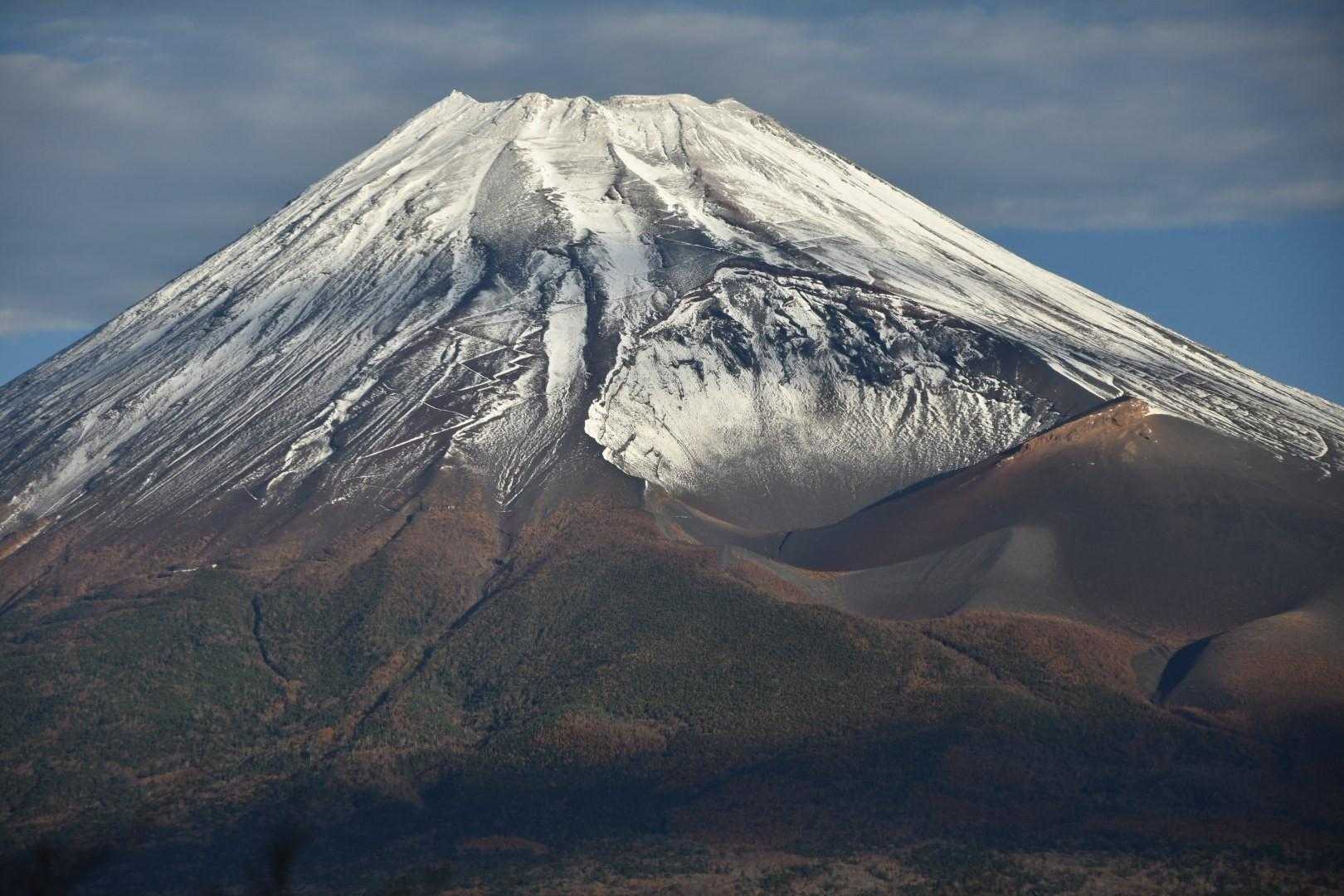 宝永火口もかっこよく見えています