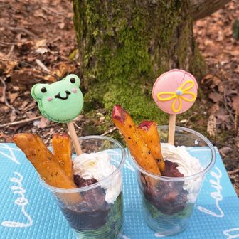 大好きな抹茶味のパンをベースに、あんこと生クリームを重ねたパフェ。
大学芋と可愛いマカロンを添えて完成🙆‍♀️
程よい甘さで別腹までしっかり満たされました😋
ありがとう🥰

気温は上がる予報だったのに風が冷たくてじっとしてると普通に寒い。
温かいコーヒーを持ってくれば良かったな☕