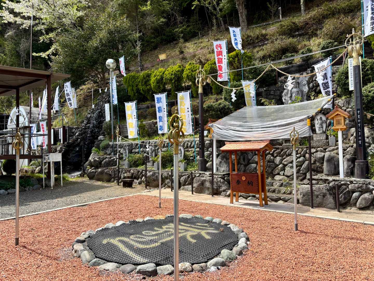 登山道を出た所にあったこの場所は
修行の施設か何かでしょうか？