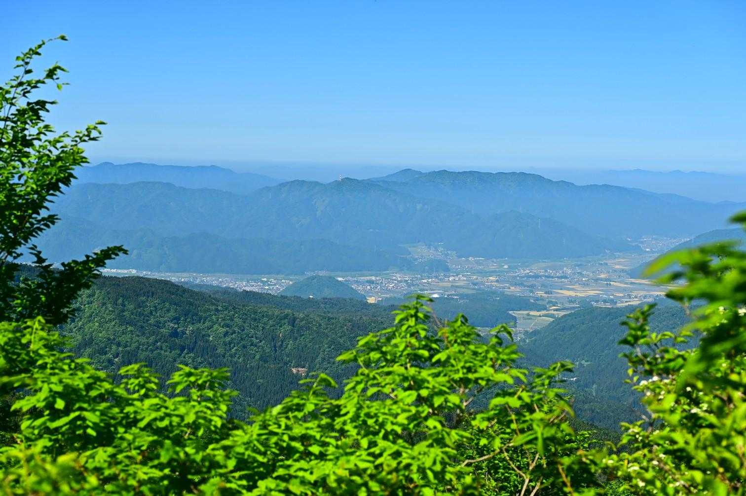 一気に視界が開け
勝山の町並みが見渡せる