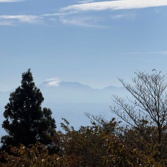 展望台より。八経ヶ岳が綺麗に見えました。