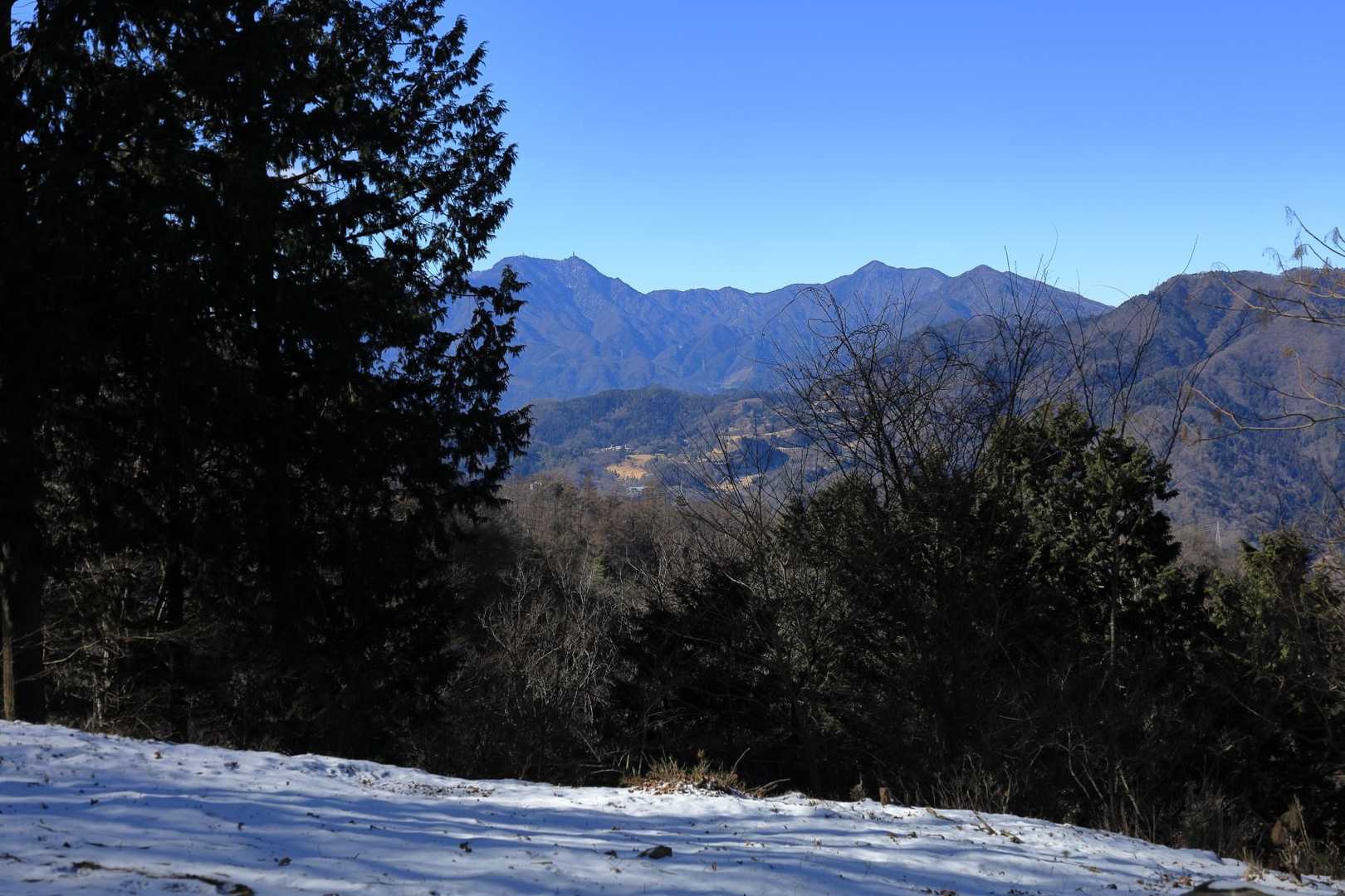「紺屋の休場」という広場に到着。右手には三ッ峠山が見えました。