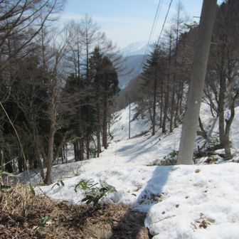 あずま屋の下は昼になって雪が軟らかくなって歩きにくい
