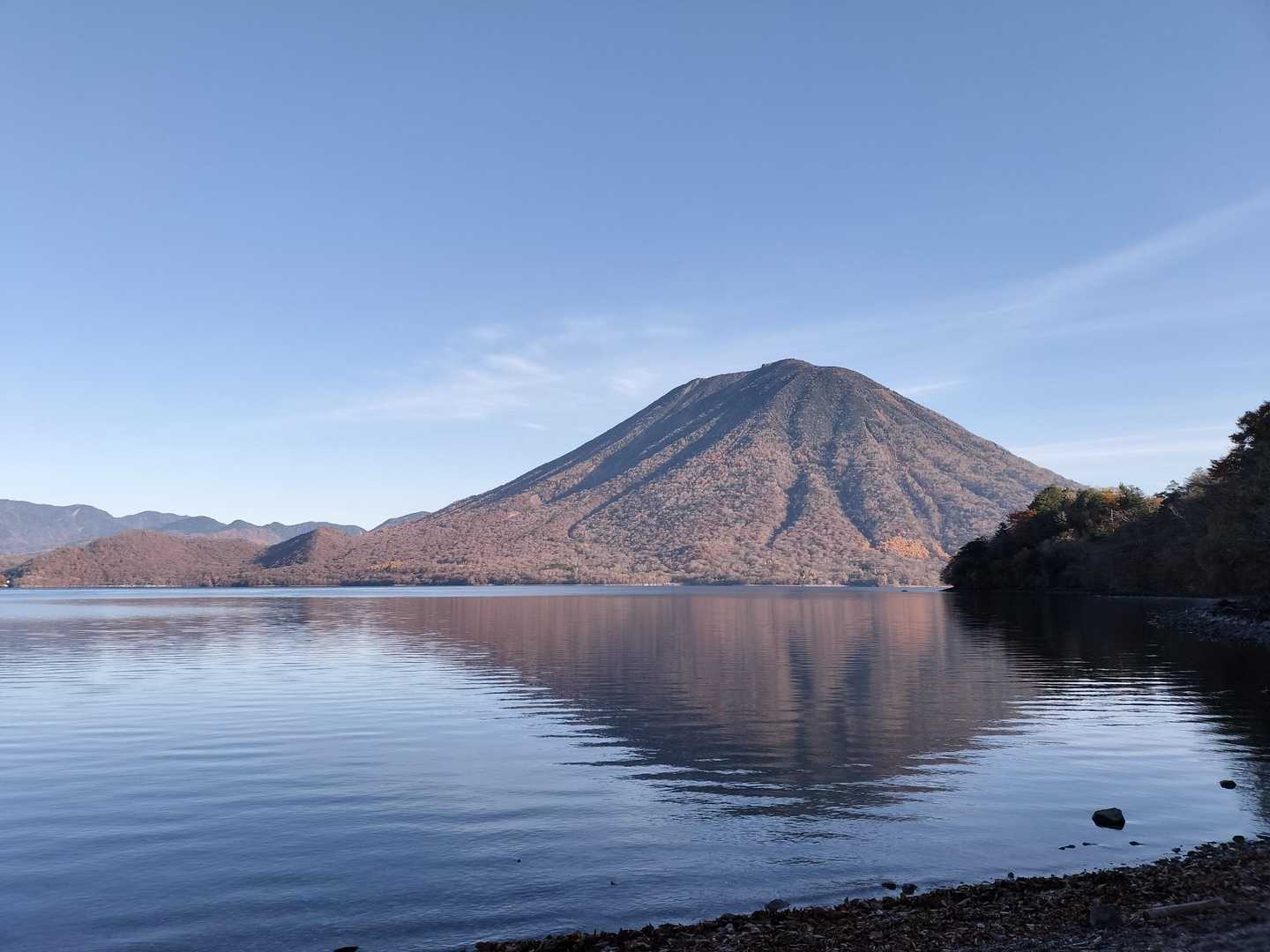 中禅寺湖が鏡面になる事は無いハズ
湧水で水面が掻き回されるので、厳冬期も凍らない不凍湖

30年くらい前、湖上で日の出を見るため暗いうちにカヤックで沖に向かったら…
水の底から湧き上がる水紋が激しくて、何か出てくるんじゃないか！？って怖かったなぁと云う思い出があります