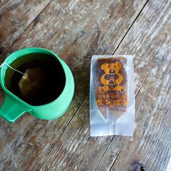 休憩所で電車来るまでの時間調整
昨日買ったボンボンのお菓子、紅茶とよく合う