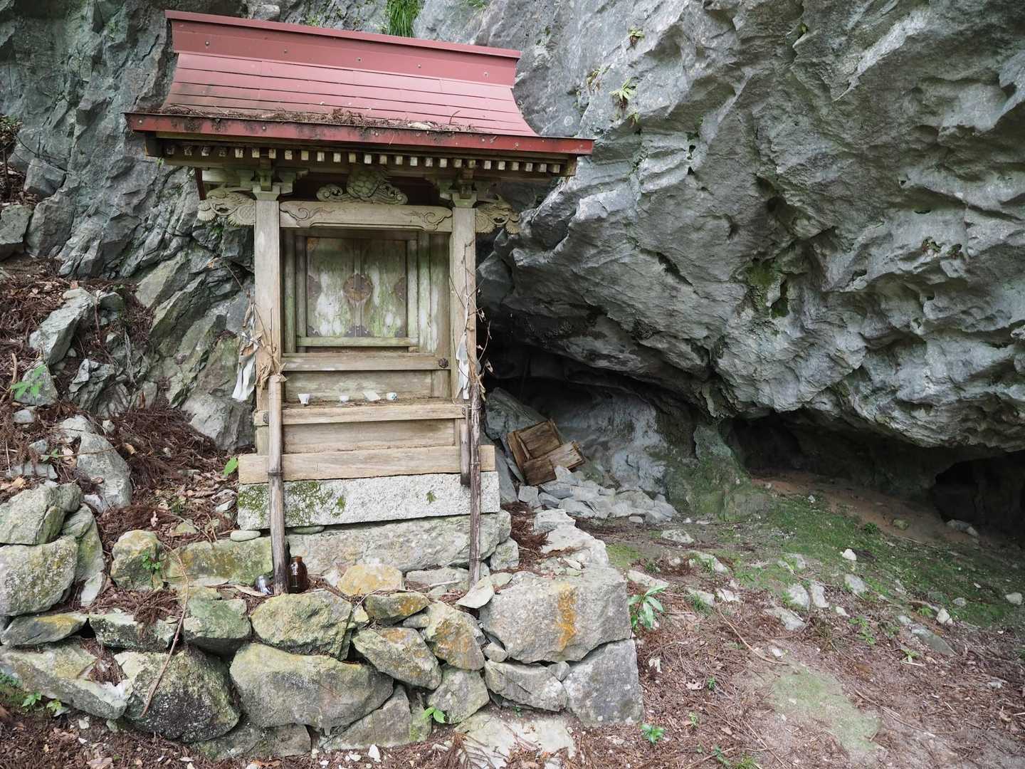岩屋神社です馬鹿試しの下ですね