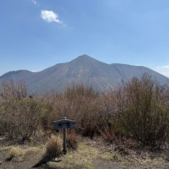 矢岳の山頂から高千穂峰を臨む