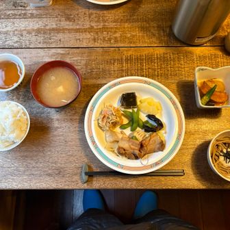 夕食。明日沢山歩くためにアルコールは無しで。