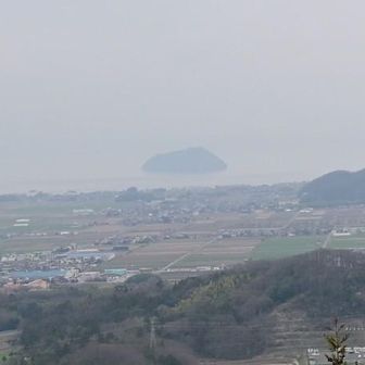 その昔、ふたつの山が背比べをした
伊吹の神が宿る伊吹山と
浅井姫が棲むという浅井山
ある夜、どうしたことか浅井山が急に高くなり
次の朝になると伊吹山を見下ろしていた
ゆるしがたし
怒った伊吹山の神は浅井山を斬りつけた
浅井山の頭は切り落とされ
琵琶湖の中へ転げ落ちた
それが今の竹生島である
このような竹生島誕生にまつわる
言い伝えが残こっている。
との事です👏