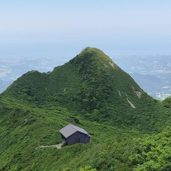 三鈷峰とユートピア避難小屋