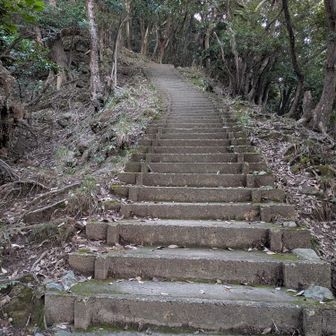 早朝 5時45分  宿を出 (宿より5分)
整備された 階段を 300段を
ｴｯﾁﾗ ❢  ｵｯﾁﾗ ❢❢
