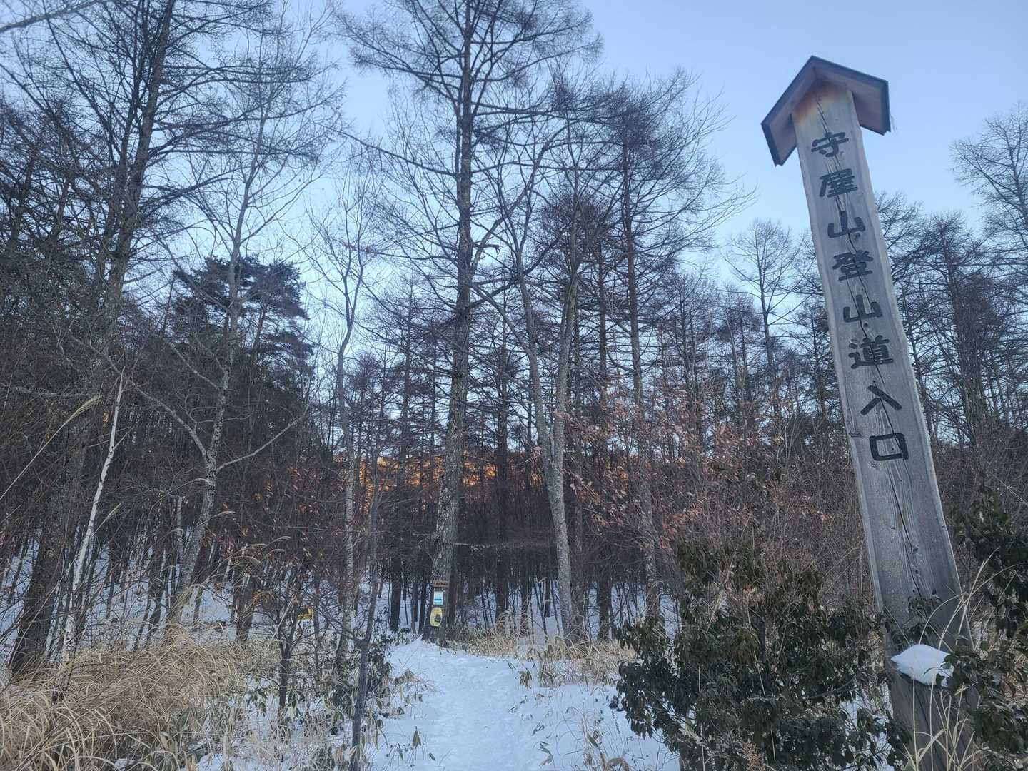 いくつか登山口の標識あり