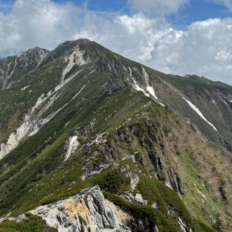 アカナギから空木岳方面振り返り
奥が空木
手前のピークから延びてる吊り尾根が美しい