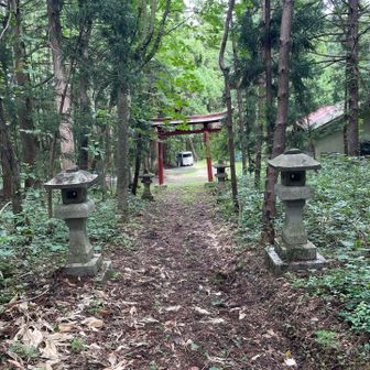神社の敷地を通らせていただきます