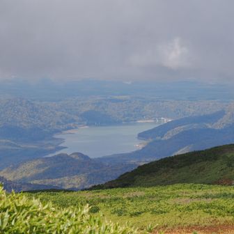 下を向くと忠別湖が見える