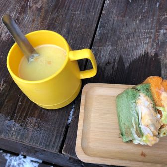 サンドイッチと、コーンスープ