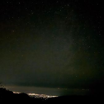 街と星空