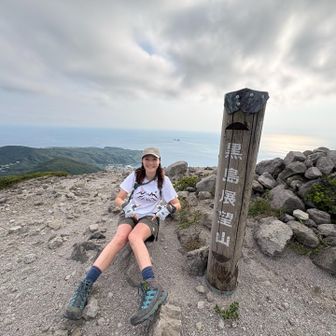 ほとんど使われてない登山道を通って
黒島展望山到着🐾
本日ラストのピーク！遠近法利用撮り、足長いでしょ😽