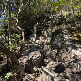 妙法ヶ岳直下の急な石階段