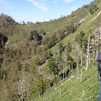 中盤は平行移動のトラバース

この後、奥槍戸山の家のお手伝いをする青年が颯爽と駆け抜けていった
