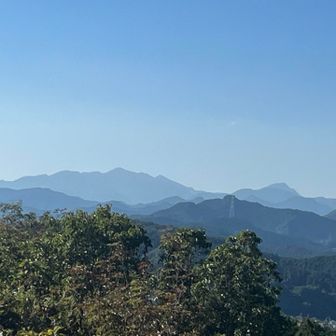 武甲山。雲一つ無い好天でした。