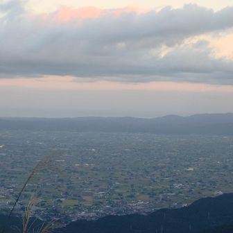 富山平野を一望出来るのは、呉羽山よりもここが一番です✨　
呉羽山は富山市内の市街地越しの立山連峰⛰️が綺麗なのであって、ここは富山市だけではなく、砺波の散居村から立山連峰まで180度ビューです✨
夜景は断然呉羽山です🌃
白木峰山頂は360度ビューですが👀富山平野が遠く富山平野を眺めるにはここが一番です✨