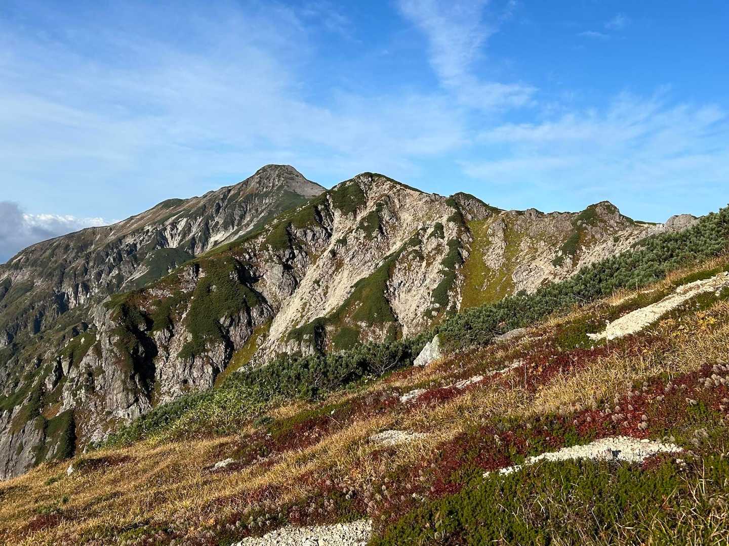 振り返ると秋めいてきた笠ヶ岳
登った日よりも紅葉🍁が進んだ気がします