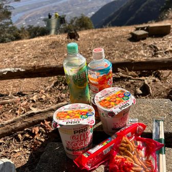 お昼はラーメン☀️

汁は飲み干そう！
と､普段は言わないセリフ。

今日だけだよ。笑