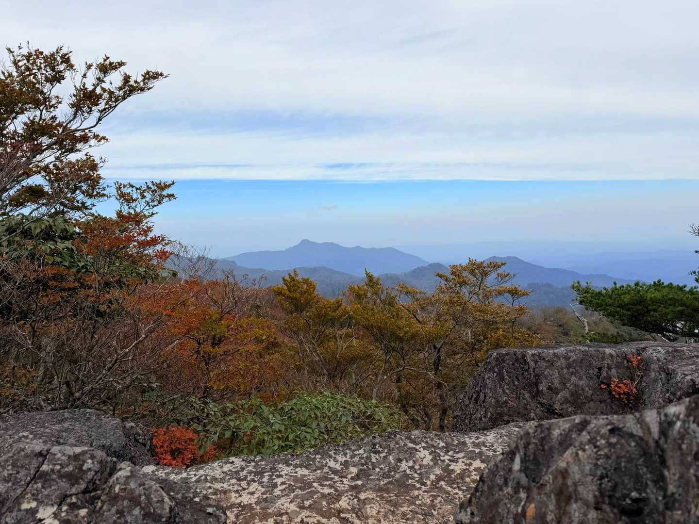 
　平和な尾根をしばらく行くと、
