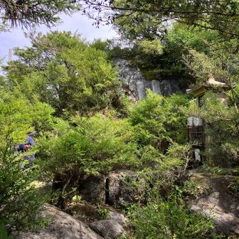 古処山山頂、正面上に見えるのが展望の良い岩🪨です。