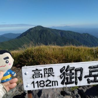 大箆柄岳　後方の右に韓国岳　高千穂峰がうっすら見えます