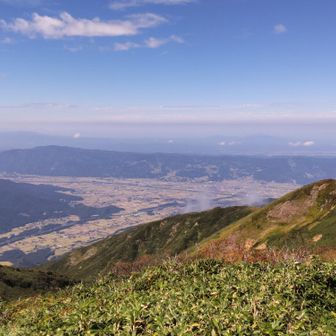 牛ケ岳から割引岳まで、行楽の秋を満喫しました。
そして割引岳からは魚沼の黄金色の田圃が見渡せました。実りの秋です。