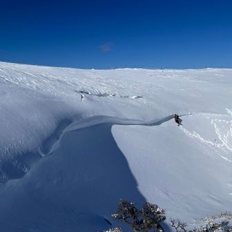 池の上には雪庇と大きなクラックが
で、しばらく遊ぶ
雪崩れたら掘り起こし🪏