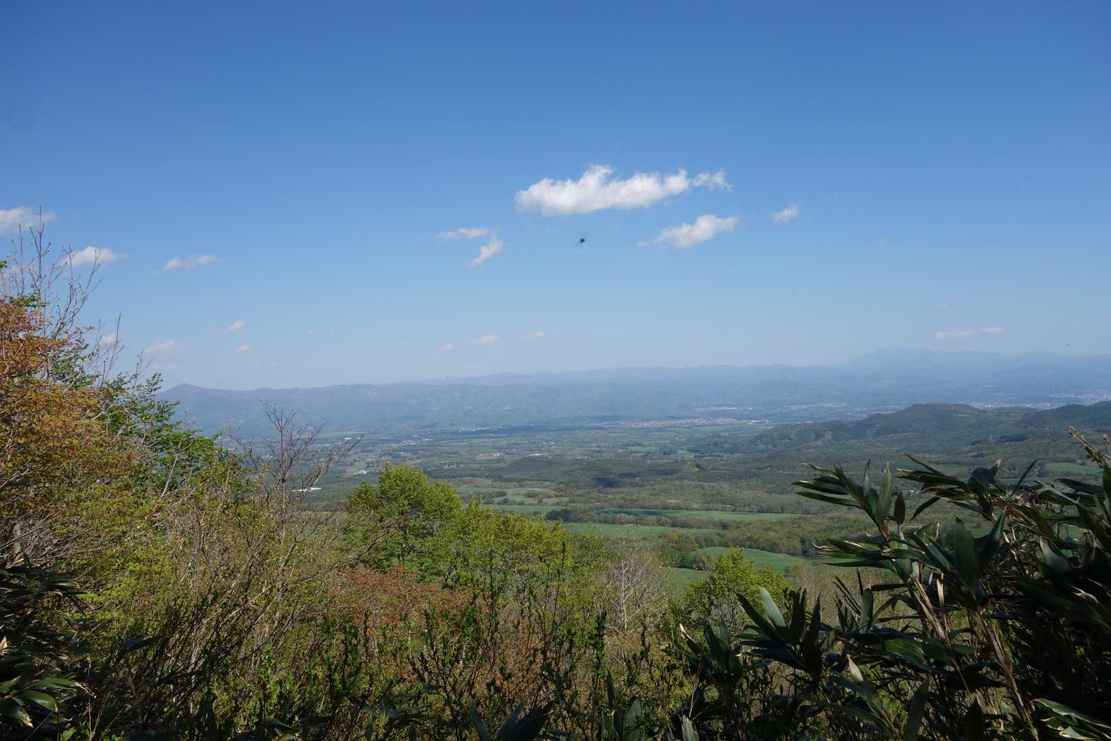 展望台から。←左に姫神山、→右に早池峰山