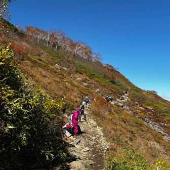まだまだ賑わう登山道