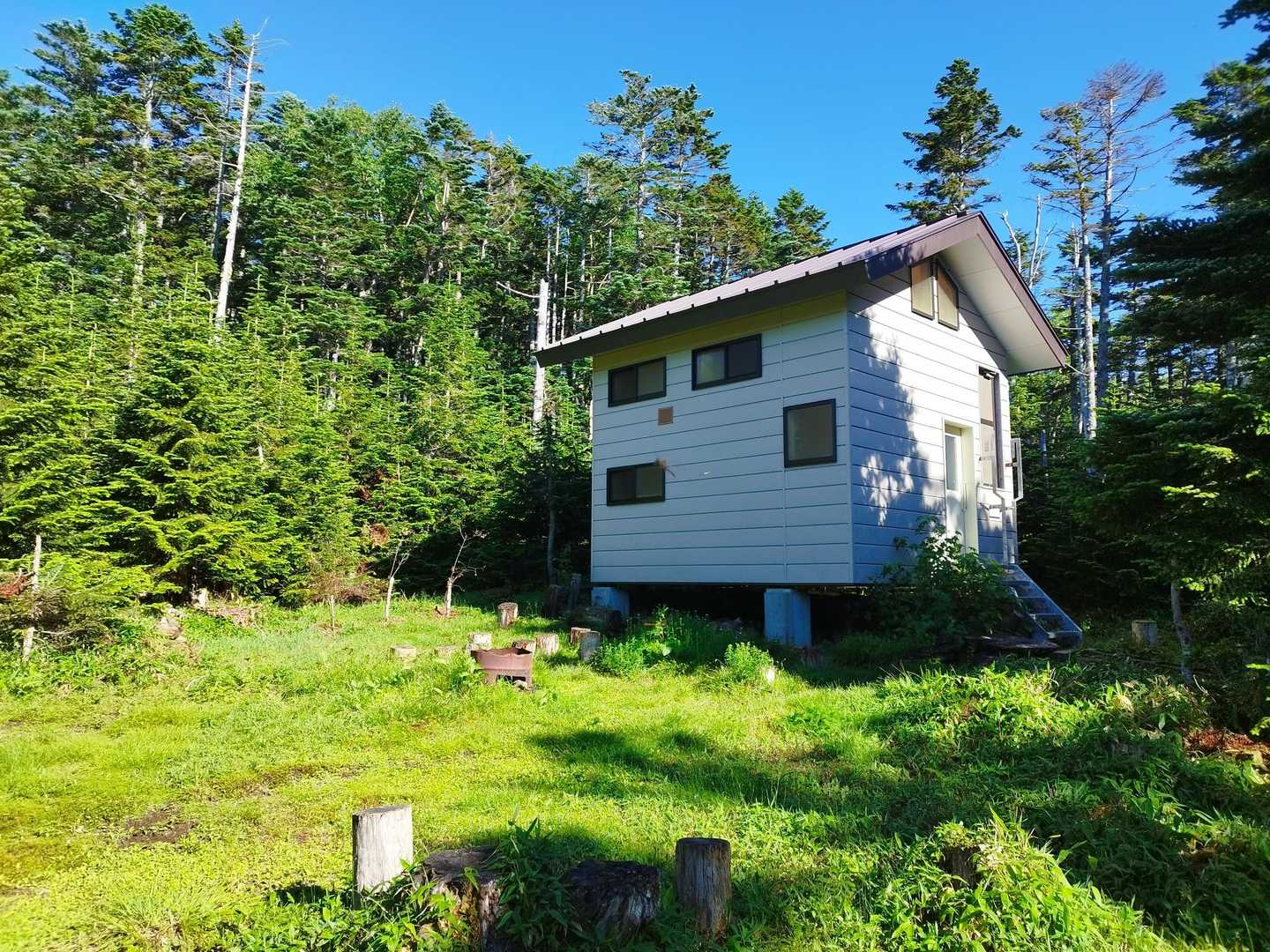 念仏平避難小屋
とても綺麗手前の広場でも10張り以上できそう