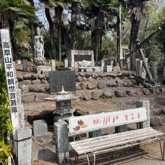 高草山西峰には戦没者の慰霊塔が建っています