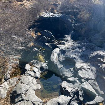 溶岩が生々しい…。