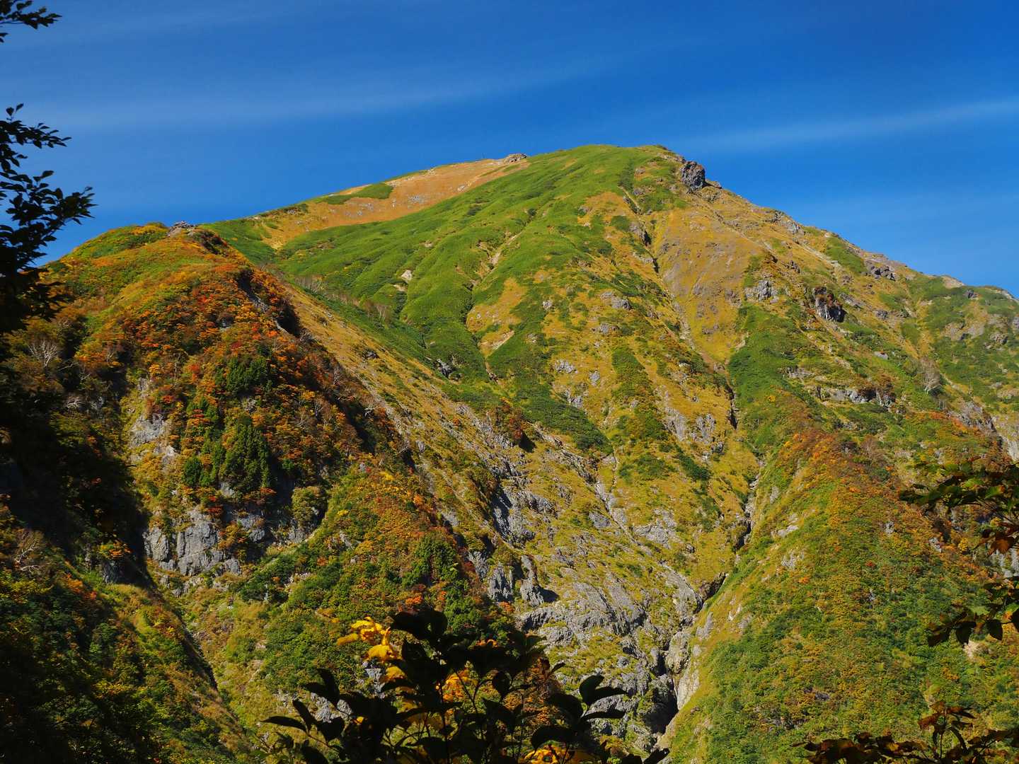 日が昇り霞が抜けた谷川岳🗻✨