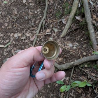 さぁ‼️
熊鈴を準備して…
って、内側のチリンチリンするやつが取れてる〜😱

※今日は一日「森のくまさん」を熱唱

★皆様のレポに必ず上がっているミツマタの写真。そのうちまた出て来るであろうとスルーしたら、その後は一切出てきませんでした😅