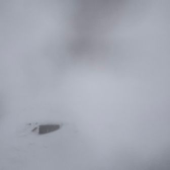 もうすぐ日の出時間なんですけどー🥲
写真撮るのもままならない
すぐにスマホが雪まみれ
手元もブレブレでピンぼけ