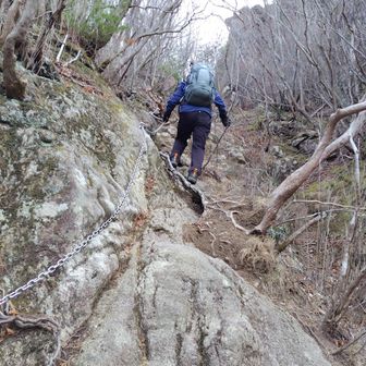 30m鎖巻き道を登って。