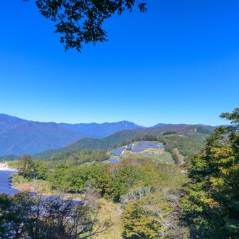 ソーラーパネルの奥が倉掛山
ここから道が細くなって不明瞭になる