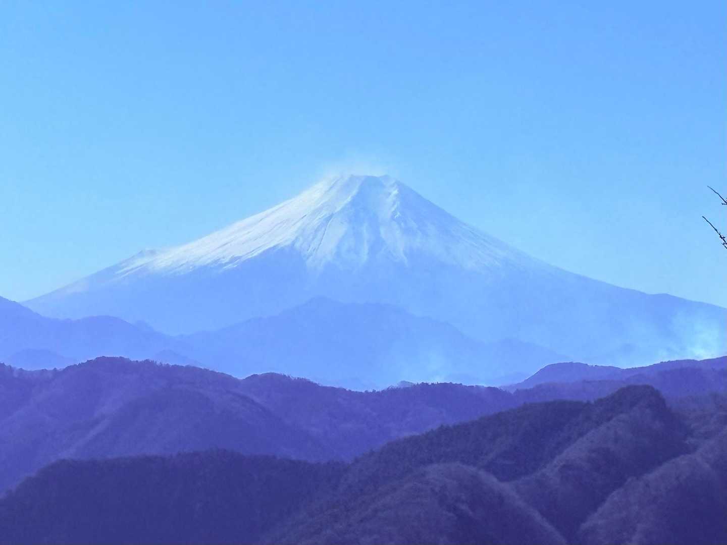 右下からの煙は扇山だねぇ…
まだ鎮火してないのか…